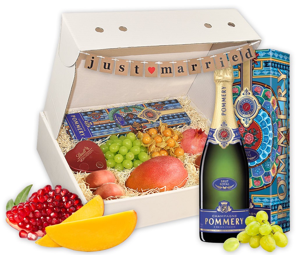 Geschenkbox Glückwunsch zur Hochzeit mit Champagner oder Sekt, Pralinen, Girlande und frischem Obst